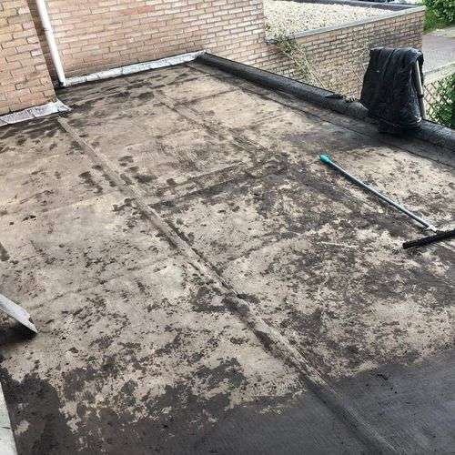 Schoonmaken van een plat dak in Zierikzee